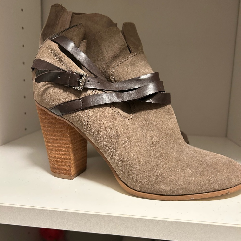Chic Brown Suede Heeled Boots with Straps - Picture 4 of 7
